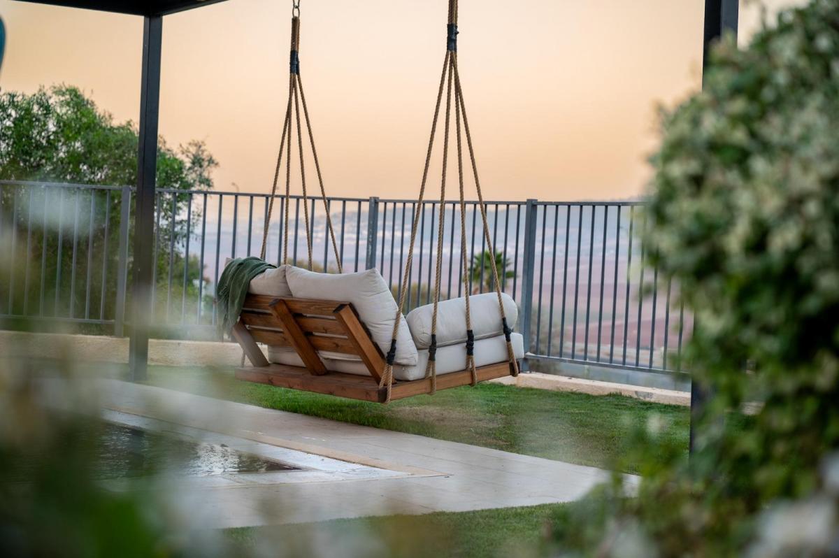  נדנדות ישיבה בחצר- ספא במלון הבריאה