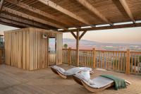 מיטות מנוחה במרפסת - ספא במלון הבריאה