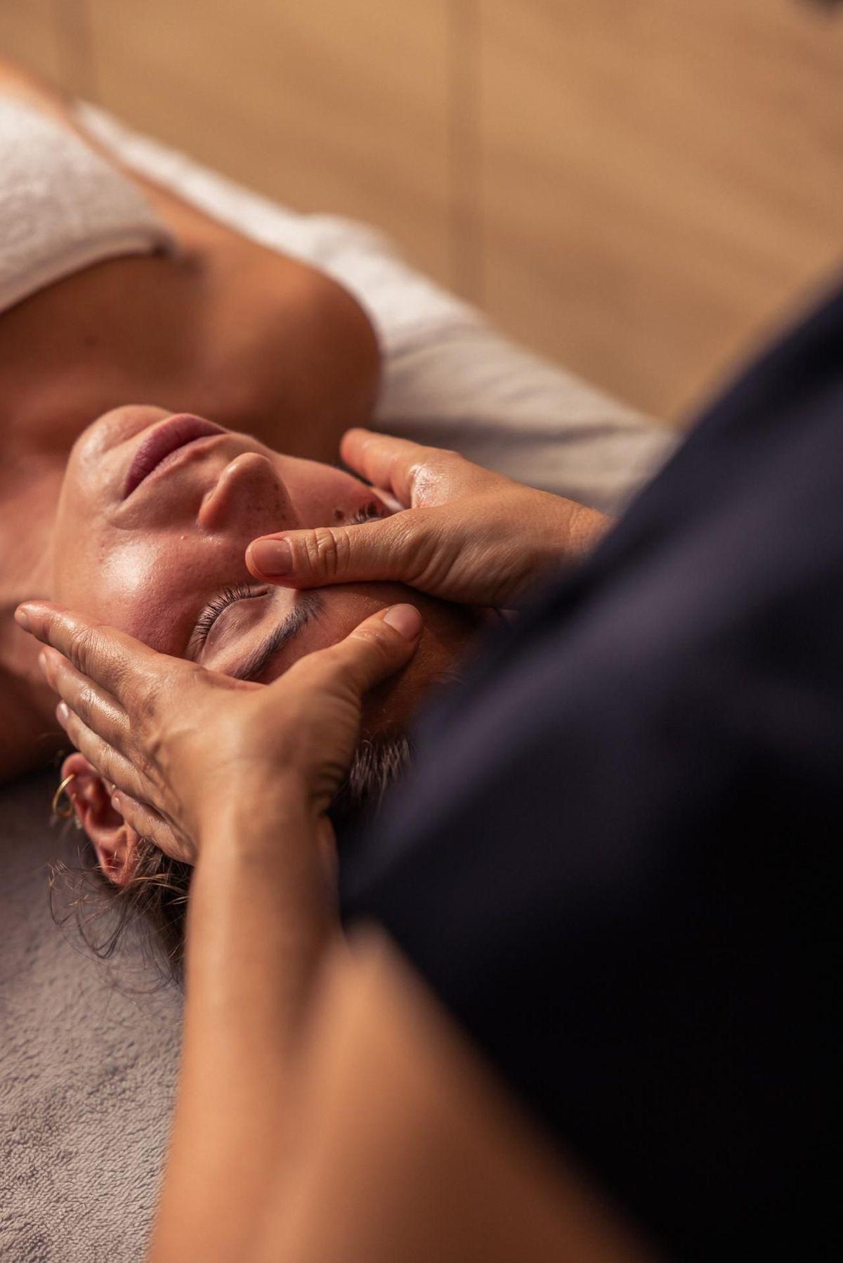  עיסוי פנים - ספא על המים 