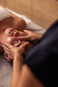  עיסוי פנים - ספא על המים 