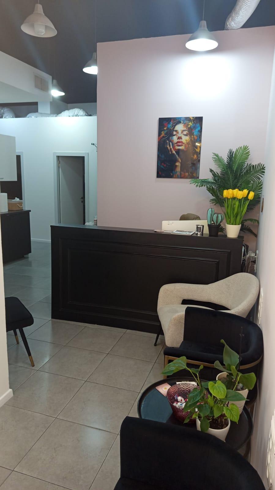 עמדת קבלה -  חדר עיסוים - אלפא קליניק