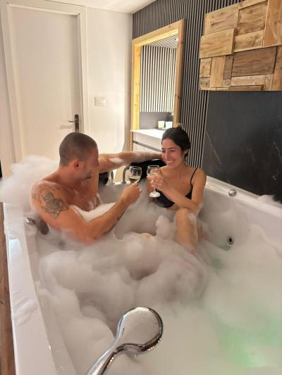 חבילת ספא זוגית הכוללת עיסוי למשך 45 דקות, חדר במלון עם ג'קוזי פרטי למשך שעתיים, ארוחת בוקר וכניסה למתקני הספא