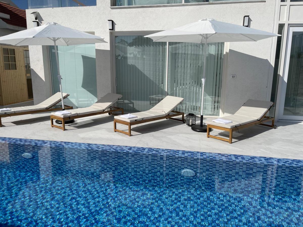  בריכה חיצונית - ספא אינפיניטי 