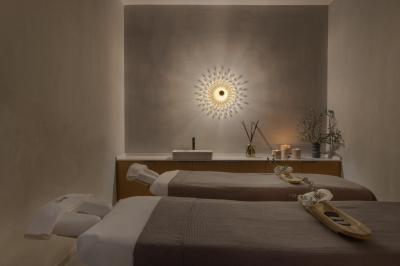 חבילת ספא זוגית הכוללת עיסוי למשך 50 דקות, ארוחת בוקר כניסה למתקני הספא