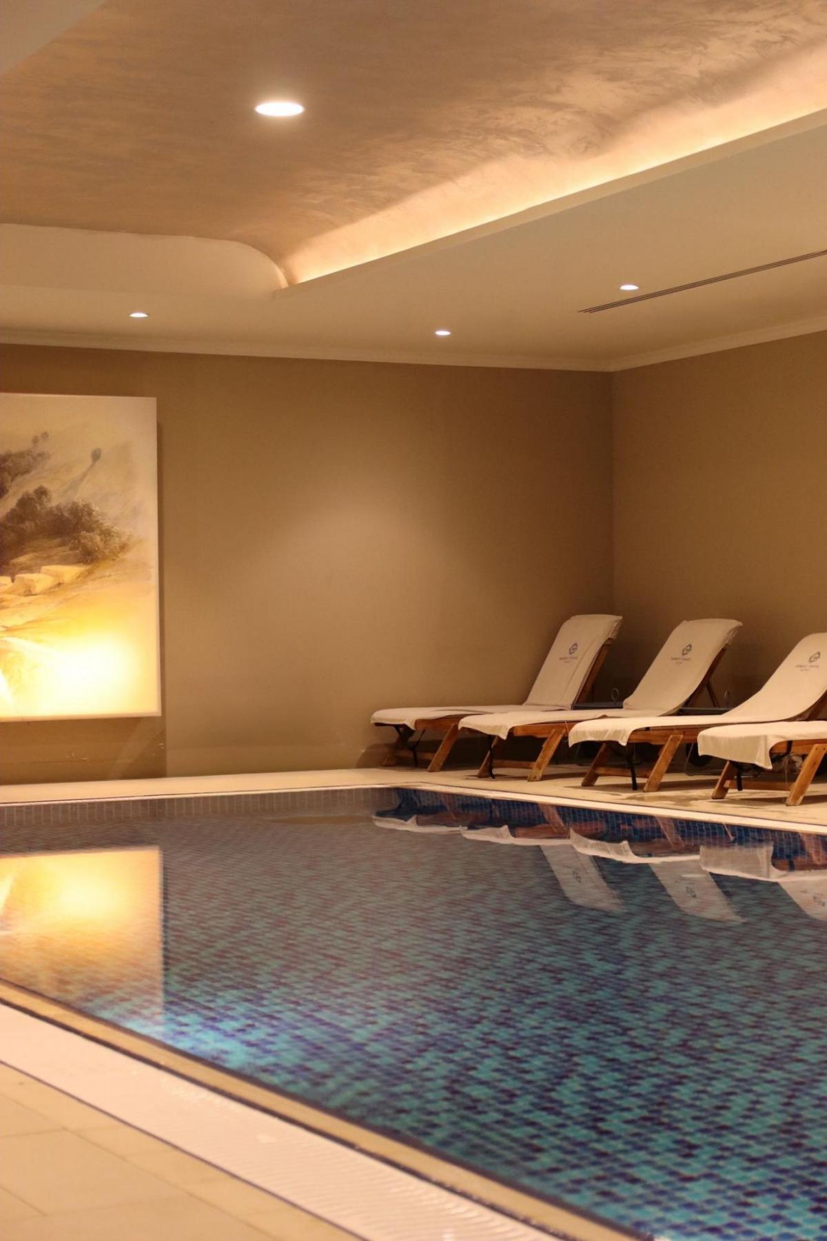  בריכה פנימית - ספא במלון הרברט סמואל ירושלים