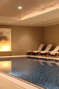  בריכה פנימית - ספא במלון הרברט סמואל ירושלים