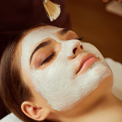 חבילת ספא הכוללת טיפול פנים אנטי אייג'ינג הוליסטי למשך 50 דקות ושימוש במתקני הספא