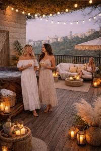 חצר של המתחם - חדרי מלח בחיפה