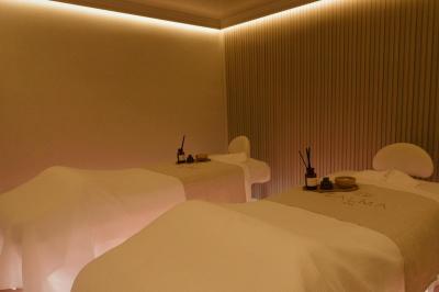 חבילת ספא זוגית הכוללת עיסוי למשך 50 דקות ושימוש במתקני הספא 