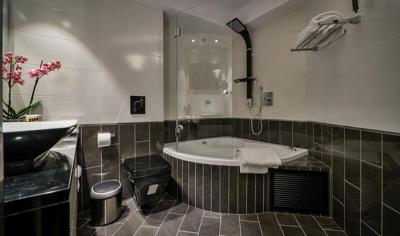 חבילת ספא זוגית הכוללת עיסוי למשך 45 דקות, שהייה במתחם פרטי עם יין, כיבוד קל, ג'קוזי פרטי למשך שעה וחצי