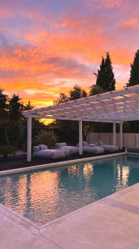  בריכה חיצונית בשקיעה - Liberty spa & suites